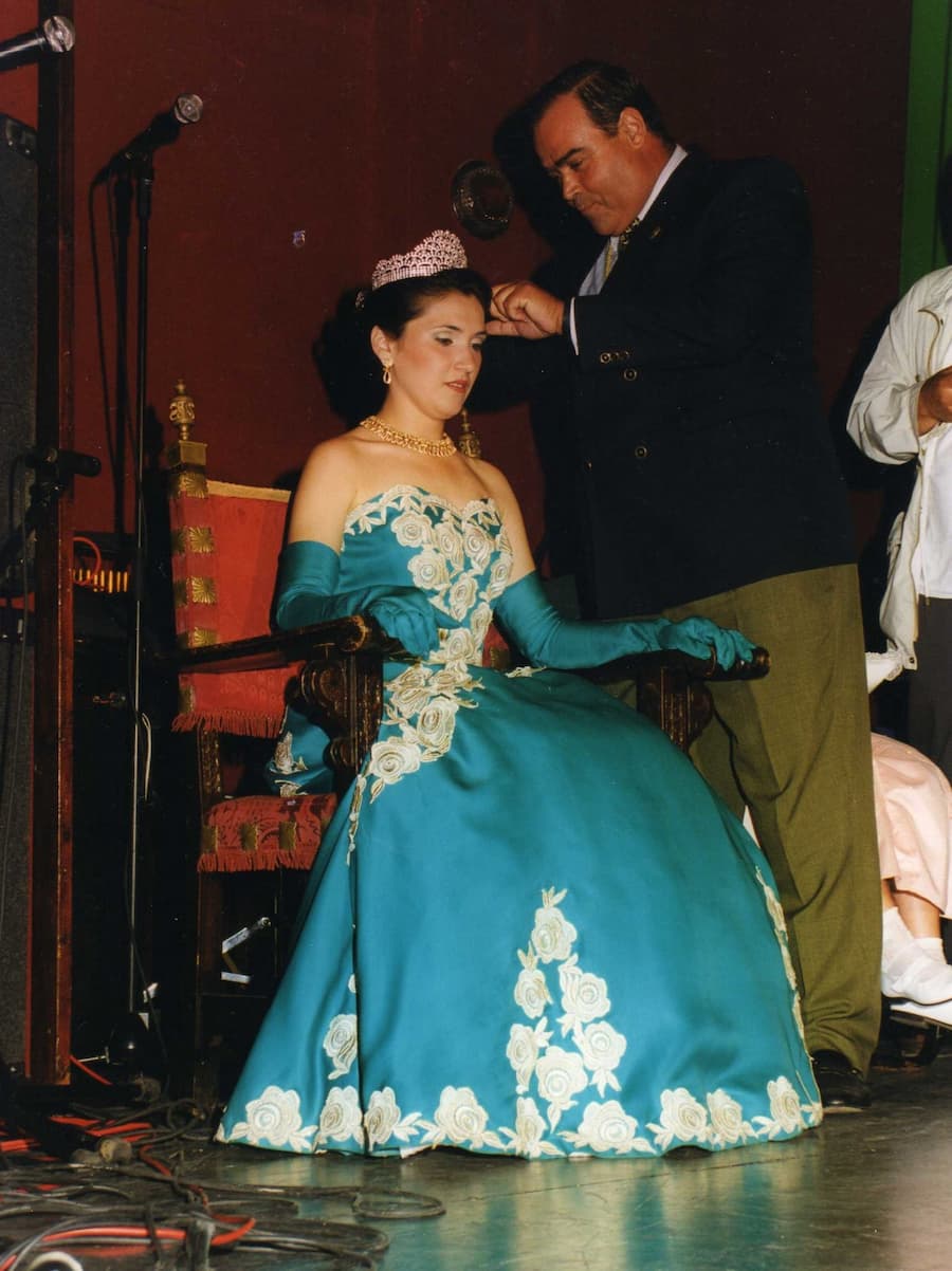 Reina saliente en la Coronación 1999